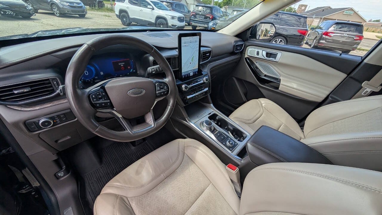 Used 2022 Ford Explorer Platinum w/ Equipment Group 601A AWD/4WD image 31