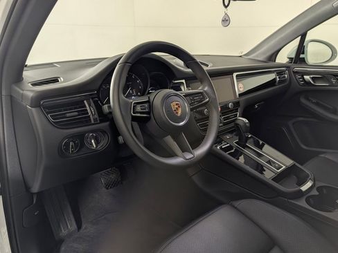 Certified 2025 Porsche Macan 2.0T image 4