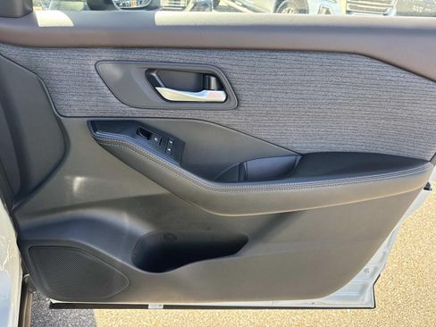 Used 2023 Nissan Rogue SV FWD image 14