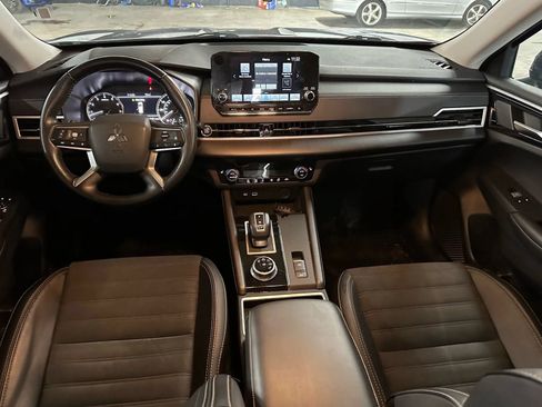 Used 2024 Mitsubishi Outlander FWD image 10