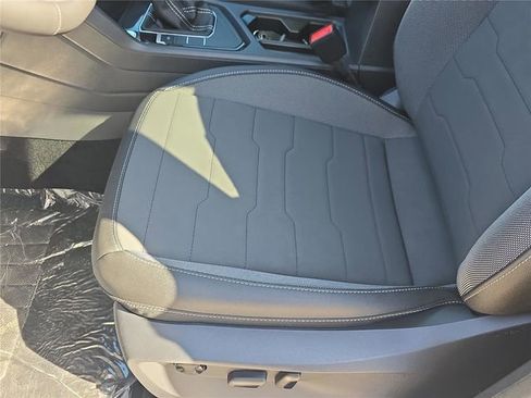 New 2026 Volkswagen Taos SE image 15