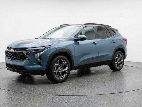 Used 2025 Chevrolet Trax LT w/ LT Convenience Package image 3