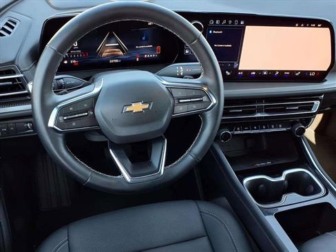 Used 2025 Chevrolet Traverse LT image 13