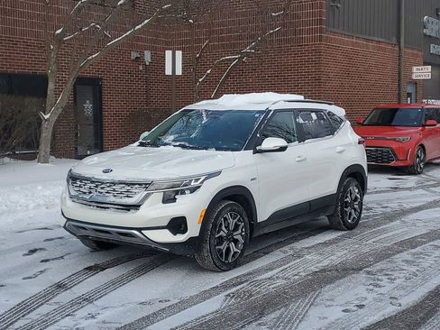 Used 2021 Kia Seltos EX image 2