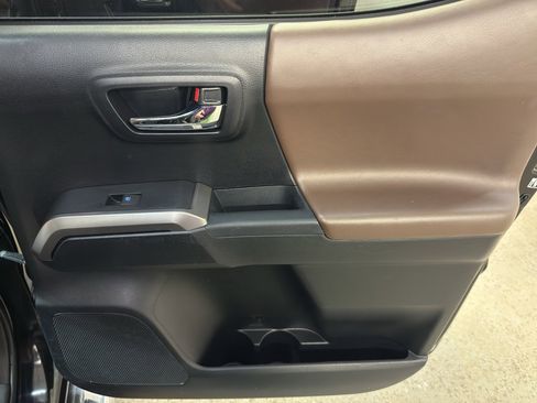 Used 2016 Toyota Tacoma Limited w/ Towing Package image 24