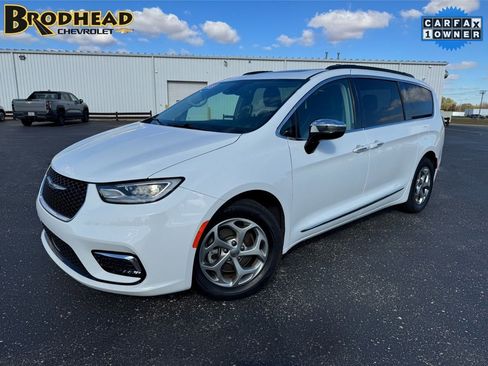 Used 2023 Chrysler Pacifica Limited image 1