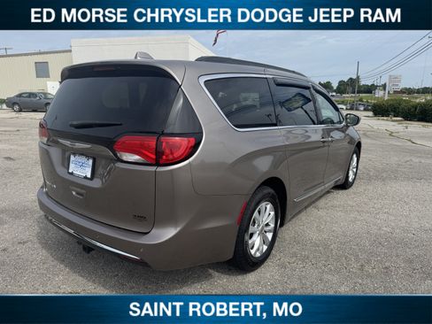 Used 2017 Chrysler Pacifica Touring-L FWD image 6
