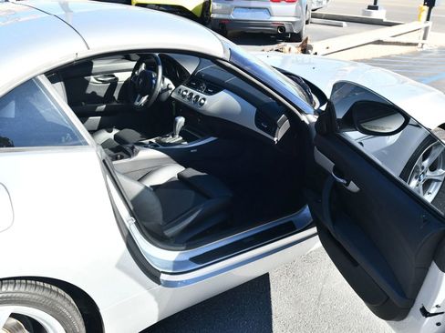 Used 2011 BMW Z4 sDrive30i w/ Premium Pkg image 16
