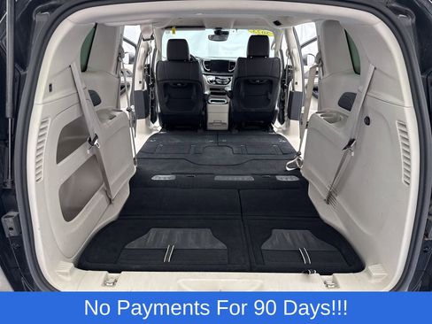Used 2023 Chrysler Pacifica Touring-L image 42