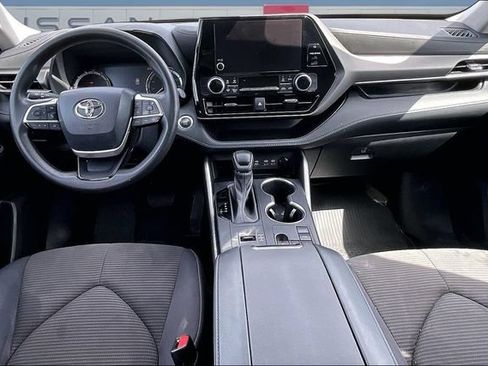 Used 2023 Toyota Highlander L FWD image 7