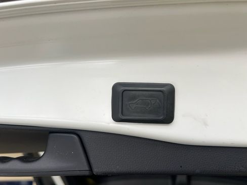 Used 2019 Toyota RAV4 Limited image 13