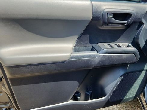 Used 2018 Toyota Tacoma SR w/ SR Convenience Package AWD/4WD image 12