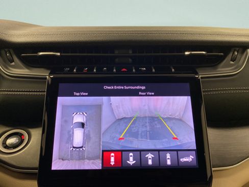 Used 2025 Jeep Grand Cherokee Limited w/ Luxury Tech Group II AWD/4WD image 19