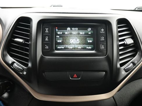 Used 2017 Jeep Cherokee Sport w/ Cold Weather Group AWD/4WD image 17