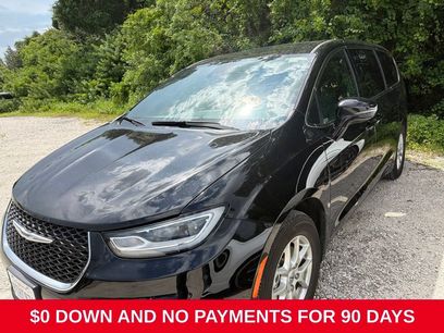 Used 2025 Chrysler Pacifica Select