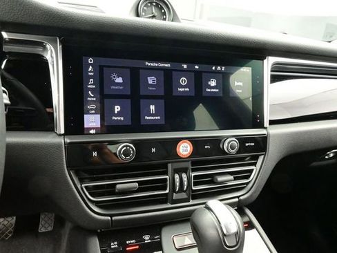 Certified 2025 Porsche Macan AWD/4WD image 10