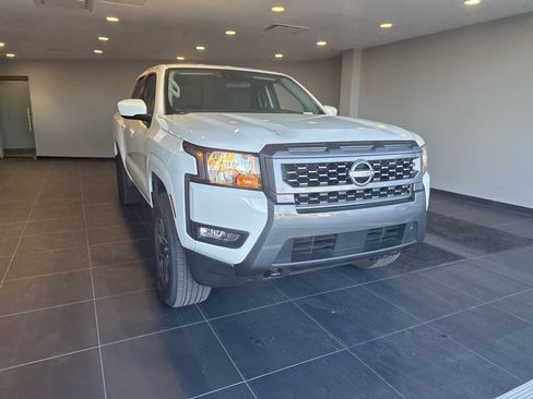 Used 2025 Nissan Frontier SV w/ SV Convenience Package image 3