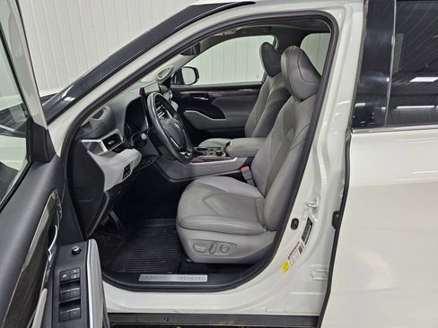 Used 2021 Toyota Highlander Limited image 2