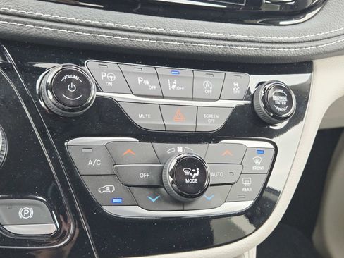 Used 2023 Chrysler Pacifica Limited FWD image 34