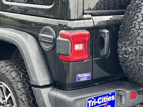 Used 2025 Jeep Wrangler Unlimited Rubicon AWD/4WD image 5