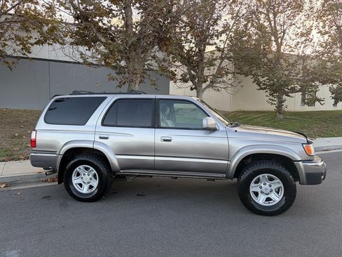 Used 2002 Toyota 4Runner SR5 w/ Upgrade Value Pkg 2 AWD/4WD image 2