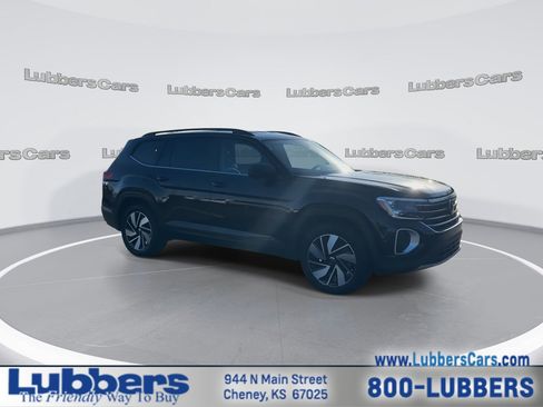 Used 2025 Volkswagen Atlas SE image 2