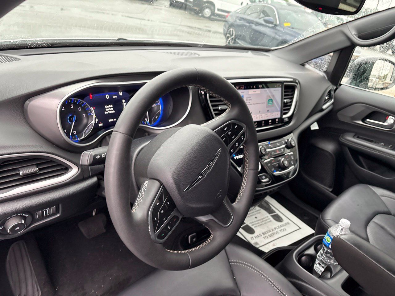 Used 2025 Chrysler Pacifica Select FWD image 4