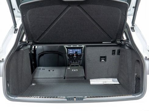 Used 2025 Porsche Macan image 13