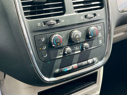 Used 2018 Dodge Grand Caravan SE w/ UConnect Hands-Free Group FWD image 15
