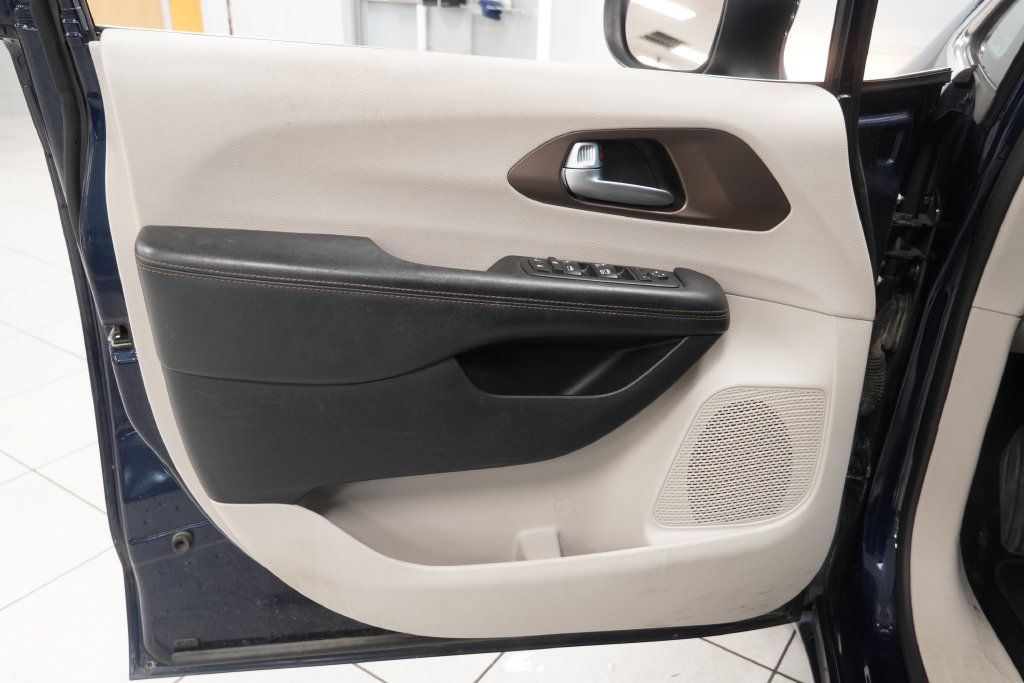 Used 2017 Chrysler Pacifica Touring FWD image 17