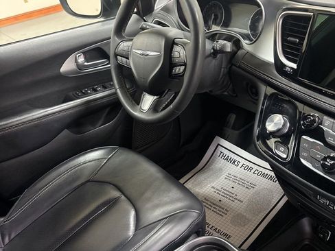 Used 2023 Chrysler Pacifica Touring-L w/ S Appearance Package FWD image 25