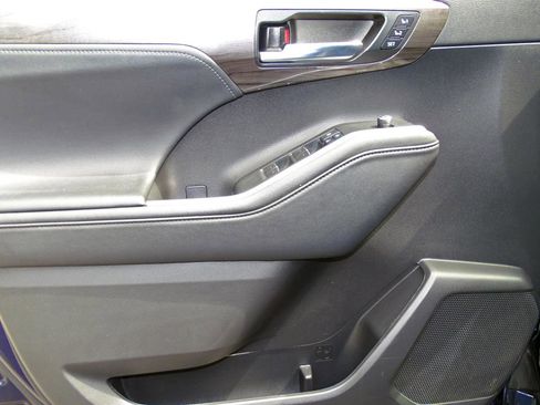 Used 2022 Toyota Highlander Platinum AWD/4WD image 13