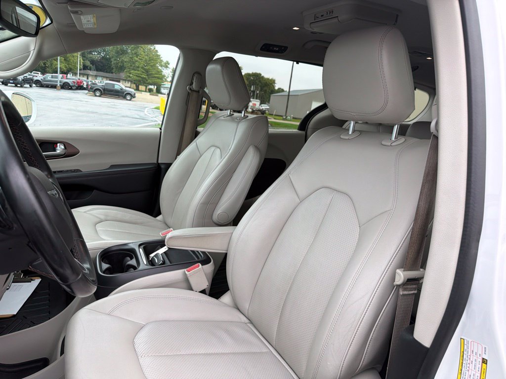 Used 2018 Chrysler Pacifica Touring-L w/ Tire & Wheel Group FWD image 11
