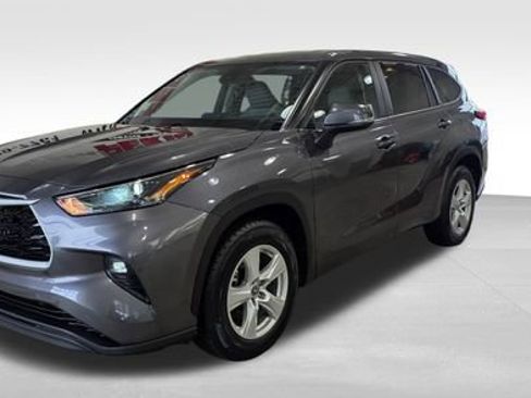 Used 2023 Toyota Highlander LE image 1