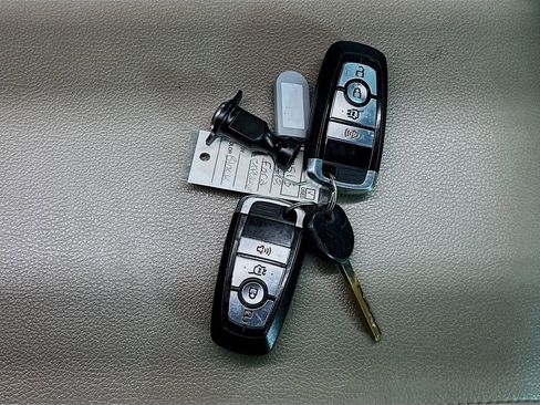 Used 2018 Ford Expedition Max XLT image 32