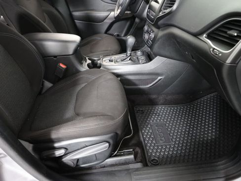 Used 2019 Jeep Cherokee Latitude w/ Cold Weather Group AWD/4WD image 26