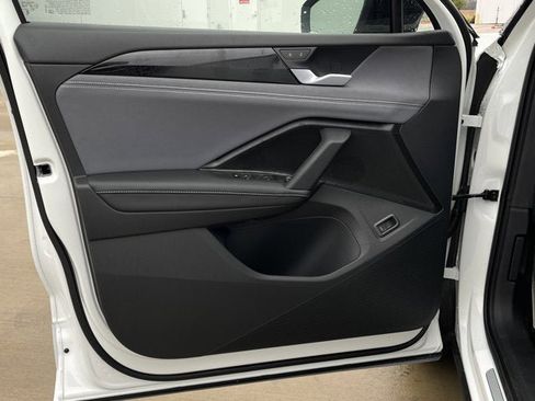 New 2026 Volkswagen Tiguan SE R-Line image 9