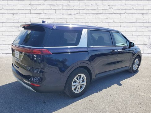 Used 2023 Kia Carnival LX image 4