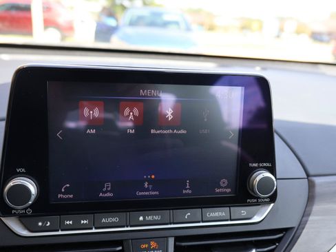Used 2024 Nissan Altima 2.5 SV FWD image 11