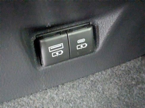 Used 2025 Toyota Camry SE image 25