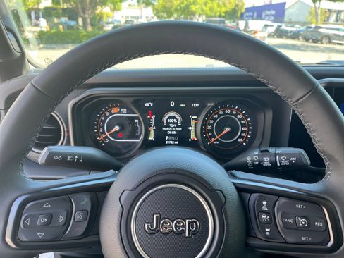 Used 2025 Jeep Wrangler Unlimited Rubicon AWD/4WD image 27