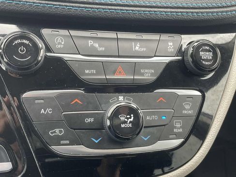 Used 2021 Chrysler Pacifica Touring-L image 20