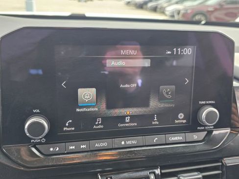 Used 2025 Nissan Pathfinder SV FWD image 30