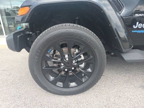 Used 2022 Jeep Wrangler Unlimited Sahara w/ Cold Weather Group AWD/4WD image 4