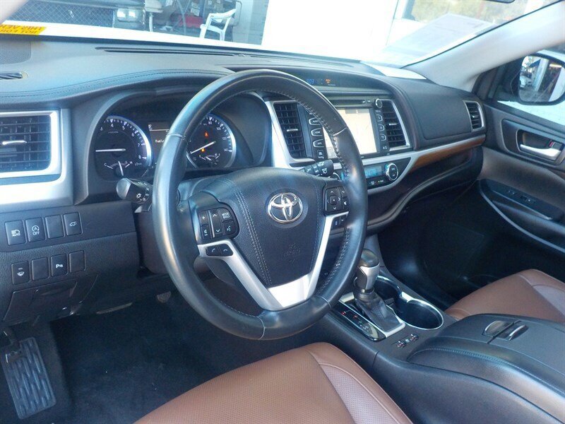 Used 2018 Toyota Highlander Limited AWD/4WD image 9