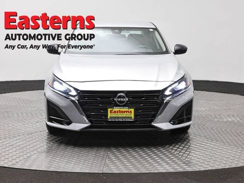 Used 2024 Nissan Altima 2.5 SV FWD image 2