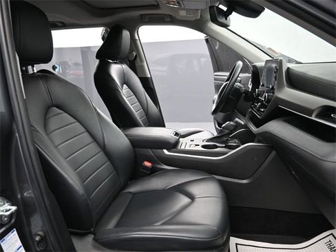 Used 2022 Toyota Highlander XLE image 26