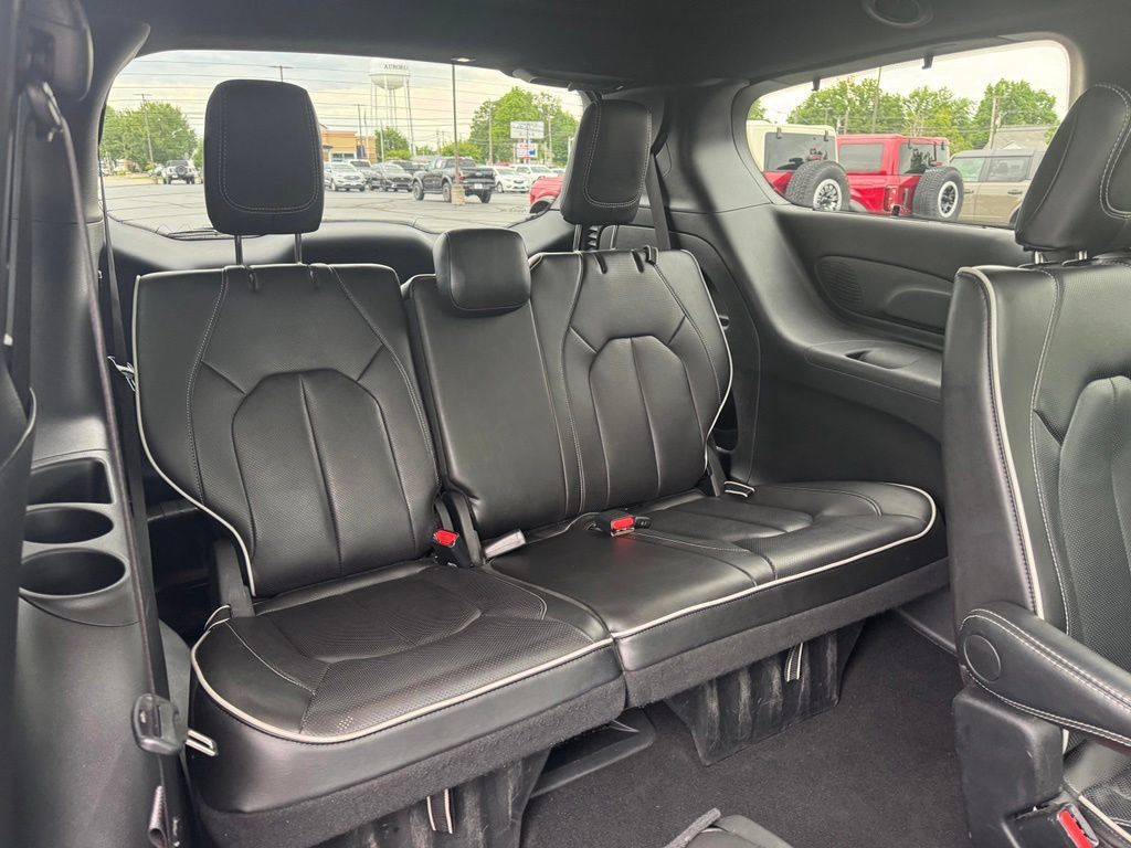 Used 2025 Chrysler Pacifica Limited FWD image 21