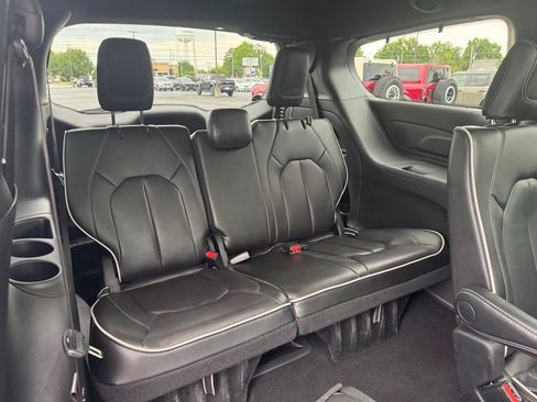 Used 2025 Chrysler Pacifica Limited FWD image 21