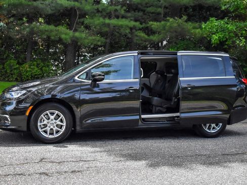 Used 2024 Chrysler Pacifica Touring-L FWD image 11